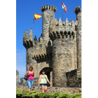 Turistas en el Castillo de los Templarios de Ponferrada. -ICAL.