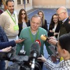El candidato de Vox a la Alcaldía de Burgos, Fernando Martínez-Acitores, ejerce a las 9 horas su derecho al voto en el CEIP Río Arlanzón.- ICAL