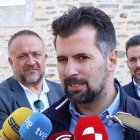 Luis Tudanca atiende a los medios en Villafranca del Bierzo. Tras él, Diego Moreno.- E. M.