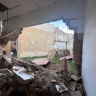 Estado de los aseos de la primera planta del Ayuntamiento de Segovia tras el derrumbe parcial del muro en el contiguo hotel Victoria, el sábado 16 de marzo.