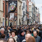 Centenares de turistas pasean por las calles de León durante la Semana Santa en una imagen de archivo.