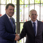 El presidente de la Junta de Castilla y León, Alfonso Fernández Mañueco, mantiene un encuentro con el expresidente de Colombia Álvaro Uribe Vélez en la Casa Lis de Salamanca