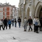 Turistas acceden a la Catedral de Burgos.