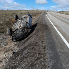 Vehículo volcado tras un accidente de tráfico en el término de Omeñaca