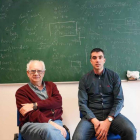 Dos investigadores en las instalaciones de la Universidad de Valladolid