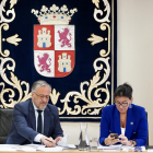 El presidente de las Cortes, Carlos Pollán, y la vicepresidenta segunda de la Mesa, Ana Sánchez.