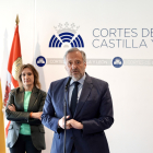 El presidente de las Cortes de Castilla y León, Carlos Pollán, y la consejera de Educación, Rocío Lucas, asisten a la final de la VIII edición de la Liga de Debate