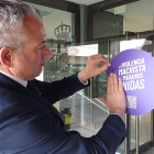El delegado del Gobierno en Castilla y León, Nicanor Sen, coloca el distintivo que convierte a las dependencias en un espacio seguro para víctimas