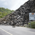 Desprendimiento de rocas y tierra en la carretera CL-631 en la localidad de Páramo del Sil (León)