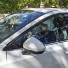 Varias monjas salen del convento de Belorado en coche ante la expectación de los medios allí desplazados.