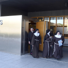 Varias de las clarisas de Belorado junto con su portavoz, José Ceacero, en los juzgados de Burgos