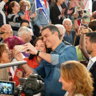 El presidente del Gobierno, Pedro Sánchez, se hace un selfie con una de las asistentes al mitin de Valladolid.