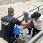 La Policía Nacional ayuda a una anciana de 100 años a votar en Ávila
