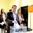 Alfonso Fernández Mañueco ejerce su derecho al voto en Salamanca. ICAL