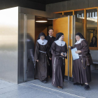 José Ceacero, junto a tres clarisas cismáticas, en los juzgados de Burgos.