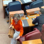 Cuca Gamarra, en el momento de abandonar el escaño de la bancada del PP que había ocupado.