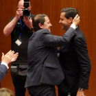 El presidente de la Junta de Castilla y León Alfonso Fernández Mañueco junto al portavoz del PP Raúl de la Hoz en su despedida como procurador
