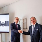 El director general del Banco Sabadell, Pablo Junceda, y el presidente de FELE, Juan María Vallejo, firman un acuerdo para abrir una nueva línea de financiación para proyectos en el provincia