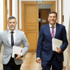 El consejero de Economía y Hacienda y portavoz, Carlos Fernández Carriedo, junto al director de Comunicación