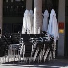 Camarero en una terraza de Valladolid en una imagen de archivo.-