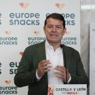 El presidente de la Junta de Castilla y León, Alfonso Fernández Mañueco, visita la planta de Europe Snacks de Medina del Campo.