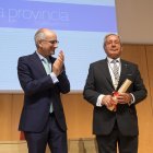Javier Iglesias entrega la Medalla de Oro de la provincia de Salamanca al Bolsín Taurino de Ciudad Rodrigo.