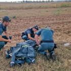 Momento en el que los agentes de la Guardia Civil atienden a la anciana desaparecida tras localizarla.