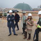 La alcaldesa de Palencia, Miriam Andrés, acompañada del delegado de Iberdrola en Castilla y León, Miguel Calvo (C); y el responsable del proyecto, Javier Amores(I), entre otros, visitan las obras de construcción de una central de generación de origen 100 por ciento renovable