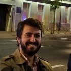 Juan García-Gallardo ante la sede del PSOE en Ferraz