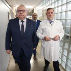 El consejero de Sanidad, Alejandro Vázquez, junto al gerente del Área Sanitaria del Bierzo, Juan Ortiz de Saracho, y detrás, Olegario Ramón, presidente del Consejo Comarcal, durante su visita al hospital comarcal del Bierzo.