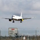 Un avión se aproxima al aeropuerto vallisoletano de Villanubla en una imagen de archivo