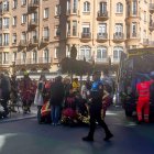 Cae un arco de iluminación navideña y alcanza a un peatón en el centro de León.