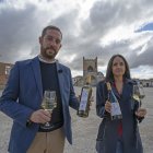 Jesús del Campo y Joana Arias, alcalde y técnico de turismo, en el epicentro de la villa histórico-artística de Madrigal de las Altas Torres.