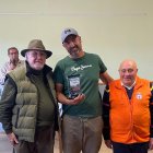 Él ya bicampeón regional de caza menor con perro, David Alonso, recibiendo su trofeo