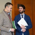 David Hierro y Juan García-Gallardo antes de la Junta de Portavoces