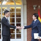 Los presidentes del Gobierno, Pedro Sánchez, y la Junta de Castilla y León, Alfonso Fernández Mañueco, se reúnen en La Moncloa
