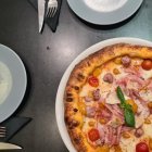 Pizzeria Siciliana Kuró; pizza 'UnDueTre...'