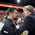 Luis Tudanca y Carlos Martínez Mínguez, se saludan en un momento del congreso federal del PSOE