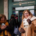 Una mujer muestra los décimos adquiridos en Valladolid en el Gordo de Navidad.