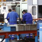 Varios trabajadores en una fábrica en una imagen de archivo