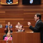 El presidente de la Junta, Alfonso Fernández Mañueco, durante su intervención en el pleno sobre política general.