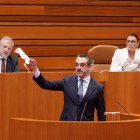 Hierro muestra el papel arrugado que Mañueco había arrojado al suelo.