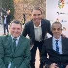 Rafa Nadal con Fran Sardón (i) y Ángel de Propios (d).