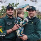 Dos agentes de la Guardia Civil con el niño encontrado en el dispositivo de búsqueda.