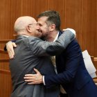 Francisco Igea y Luis Tudanca se abrazan, en una imagen de archivo, durante el último pleno del socialista en las Cortes de Castilla y León