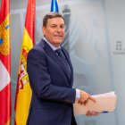El consejero de Economía y Hacienda y portavoz, Carlos Fernández Carriedo, comparece en rueda de prensa posterior al Consejo de Gobierno