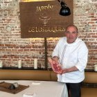El propietario de El Capricho, José Gordón, luciendo una de sus piezas de carne de buey