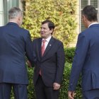 Mañueco saluda al rey y al presidente del Gobierno.