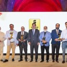 Alfonso Fernández Mañueco, junto a los galardonados en los Premios Zarcillo.