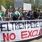 Concentración convocada por la Alianza UPA-COAG para protestar por la supresión de paradas del AVE en Sanabria.